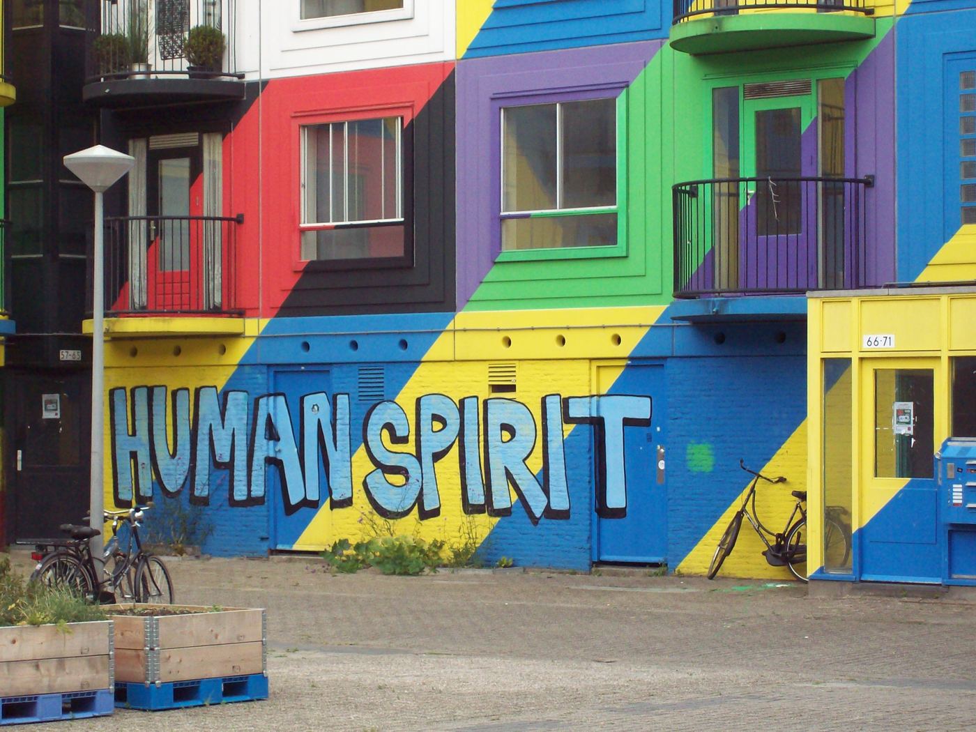 Kleurrijke muurschildering met de tekst Human Spirit in Amsterdam Zuidoost