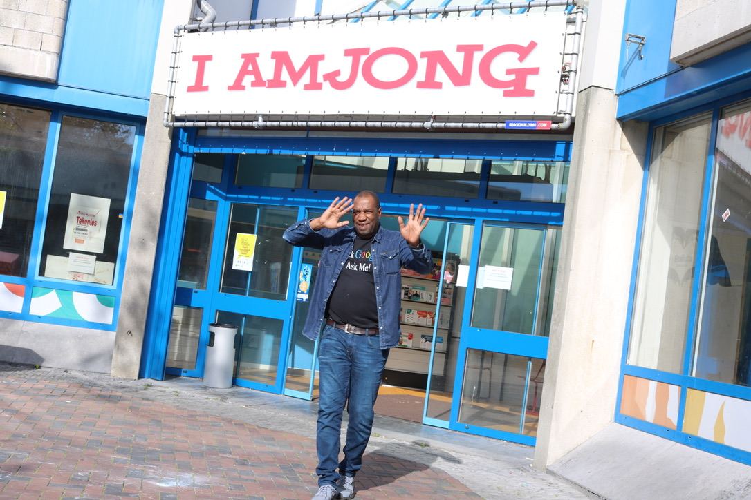 Oprichter Marcel Esajas zwaait voor een I Am Jong-locatie